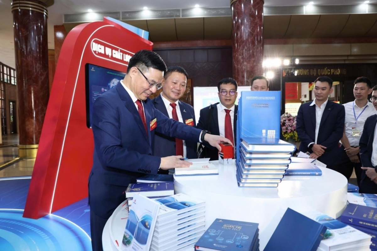 Đồng chí Lê Mạnh Hùng - Bí thư Đảng ủy, Chủ tịch HĐTV Petrovietnam ký tặng cuốn sách 