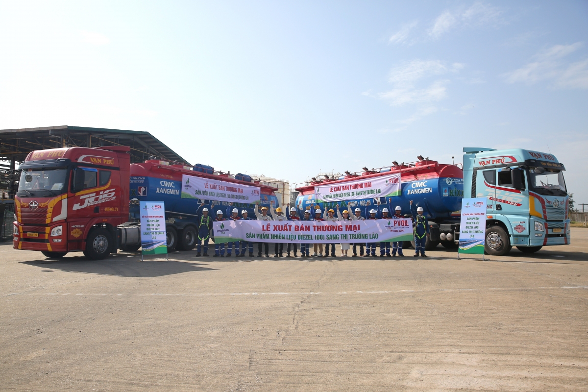 Ban lãnh đạo NMLD Dung Quất, đại diện các ban chuyên môn BSR và PVOILchào mừng xuất khẩu những lô dầu DO đầu tiên sang thị trường Lào