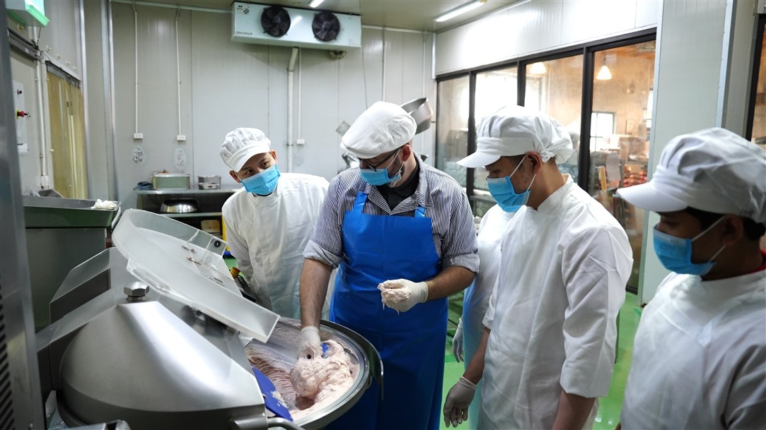 Ba Na Hills mời chuyên gia ẩm thực Đức để “chuẩn hóa” sản phẩm xúc xích đặc trưng Ba Na Hills mời chuyên gia ẩm thực Đức để “chuẩn hóa” sản phẩm xúc xích đặc trưng