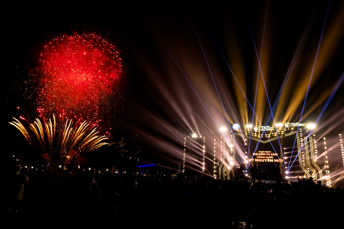 1.000 drone họa hình di sản Nam Bộ trên bầu trời 