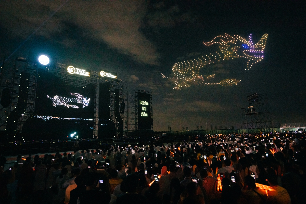 1.000 drone họa hình di sản Nam Bộ trên bầu trời 