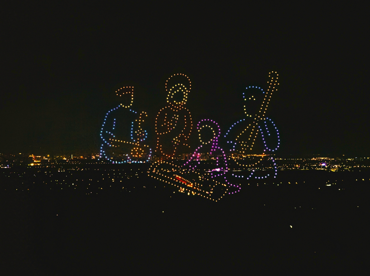 1.000 drone họa hình di sản Nam Bộ trên bầu trời 