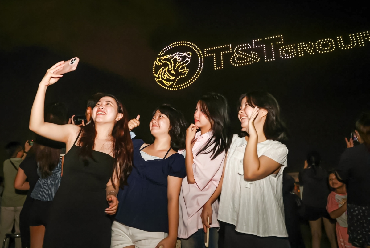 1.000 drone họa hình di sản Nam Bộ trên bầu trời 