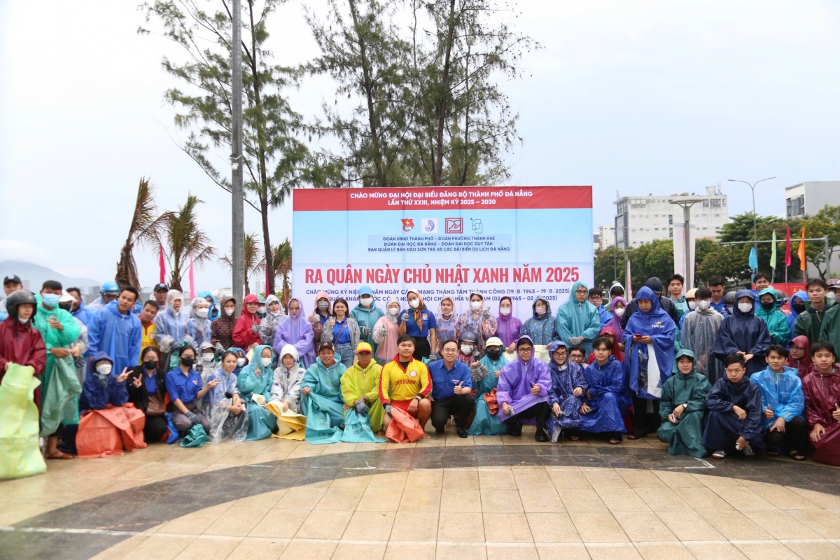 Sáng 17/8, đông đảo đoàn viên, thanh niên và các lực lượng đã đồng loạt ra quân trong chương trình “Ngày Chủ nhật xanh năm 2025”.