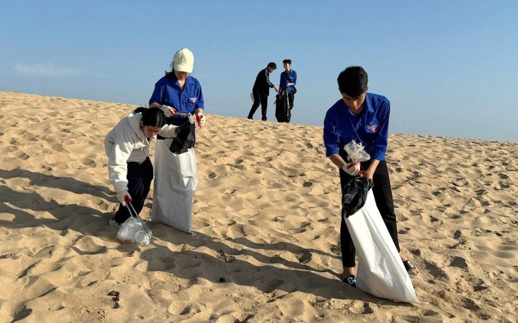 Từ du khách đến ngư dân, chung tay bảo vệ môi trường biển Từ du khách đến ngư dân, chung tay bảo vệ môi trường biển
