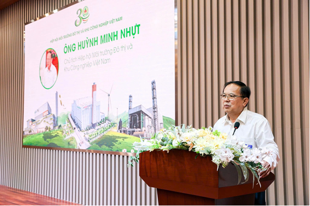 Ông Huỳnh Minh Nhựt - Chủ tịch Hiệp hội Môi trường đô thị và Khu công     nghiệp Việt Nam phát biểu tại hội thảo.