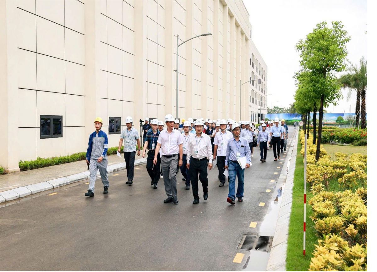 Các đại biểu đi tham quan Nhà máy Điện rác Seraphin