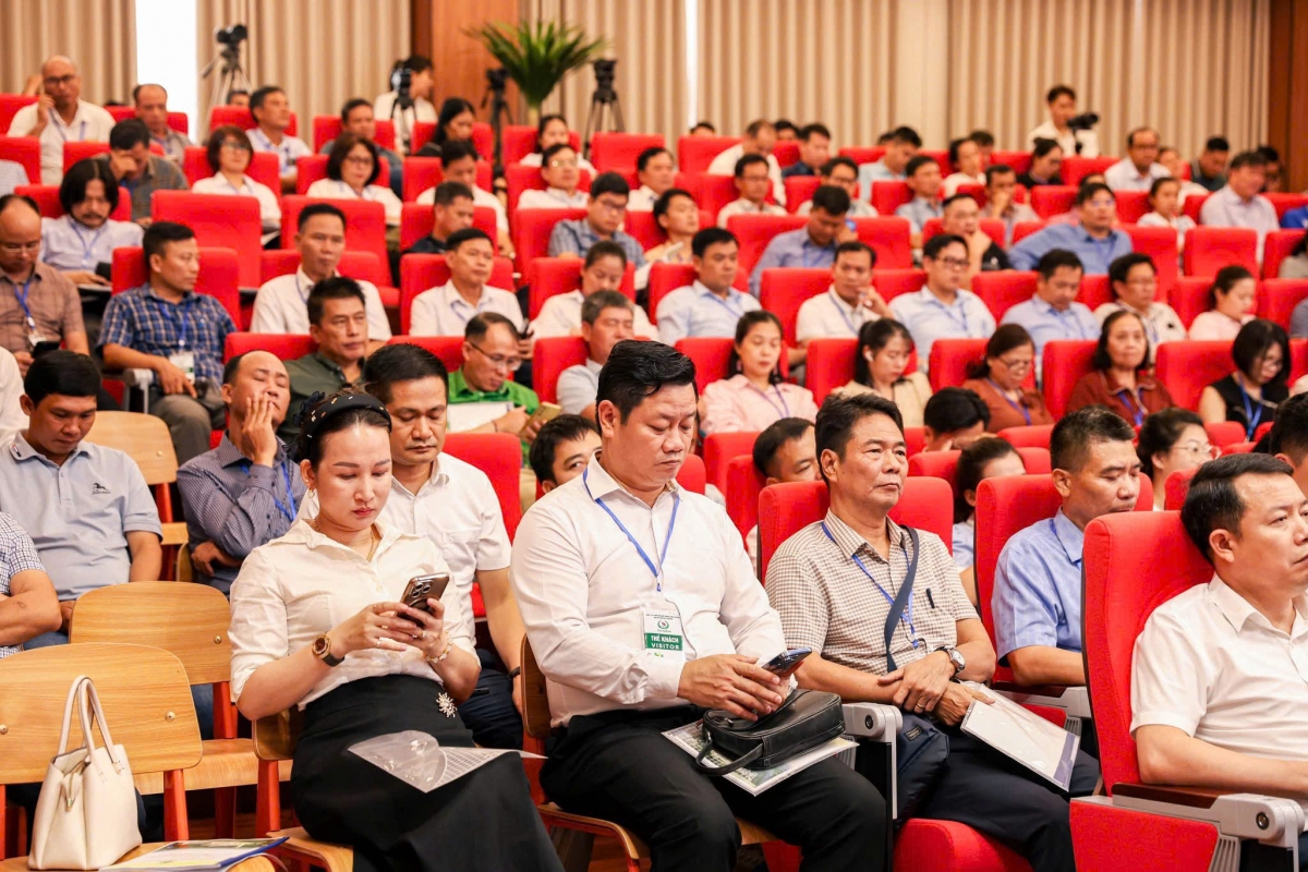 Các đại biểu là các chuyên gia, nhà khoa học, nhà quản lý, đại diện các doanh nghiệp lĩnh vực môi trường dự Hội thảo.