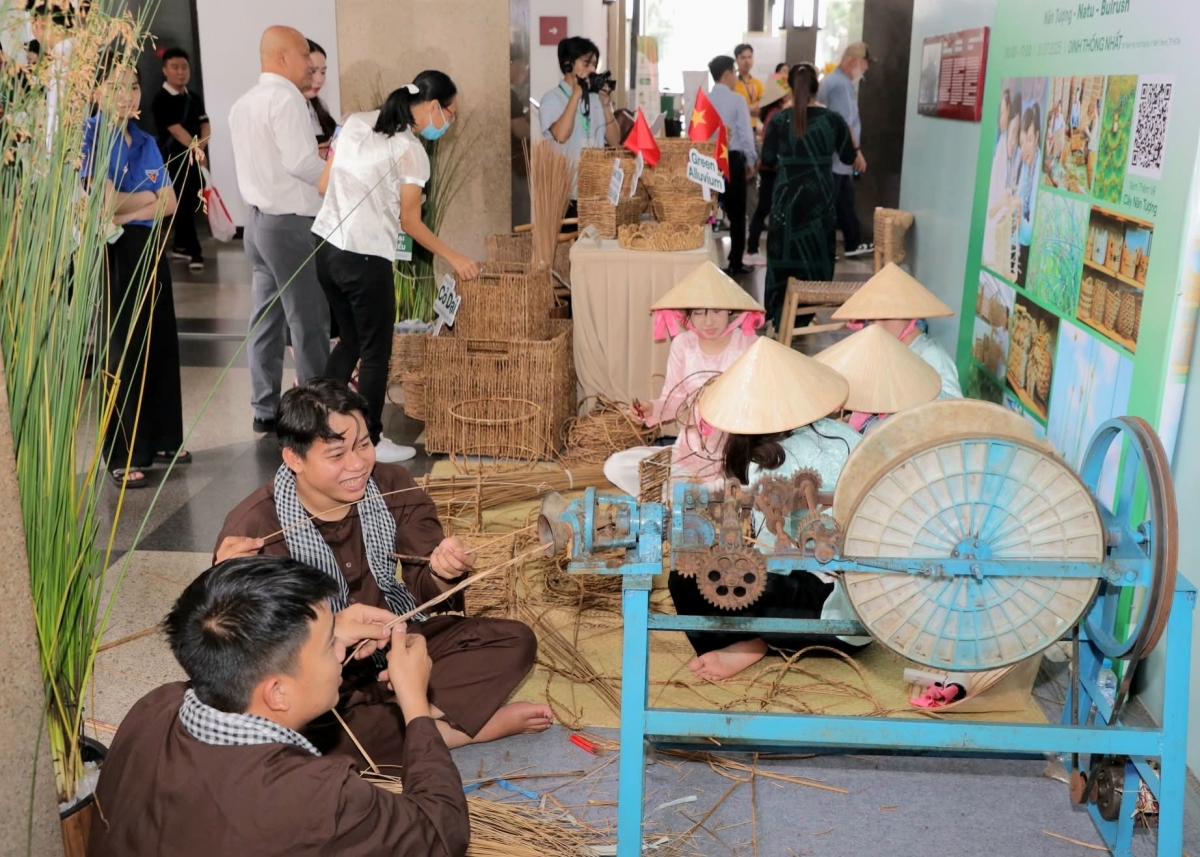 Đến Phiên chợ Xanh - Tử tế, nghe chuyện cỏ rác hóa “vàng”