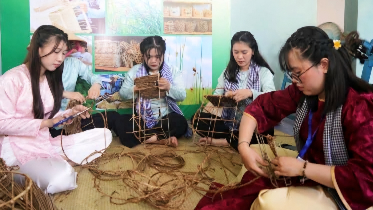 Đến Phiên chợ Xanh - Tử tế, nghe chuyện cỏ rác hóa “vàng”