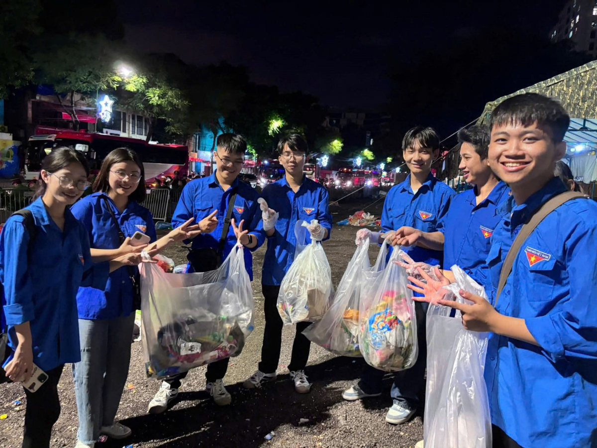 Đoàn viên, thanh niên phường Ba Đình dọn dẹp rác sau tổng hợp luyện