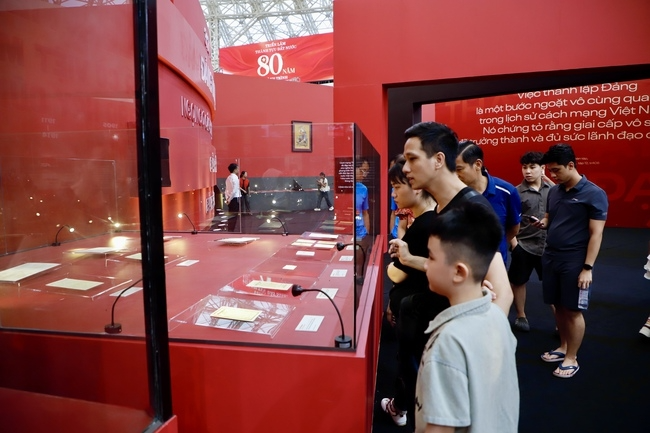 Triển lãm 95 năm cờ Đảng soi đường: Tái hiện những mốc son chói lọi của Đảng qua 95 năm lãnh đạo Cách mạng Việt Nam