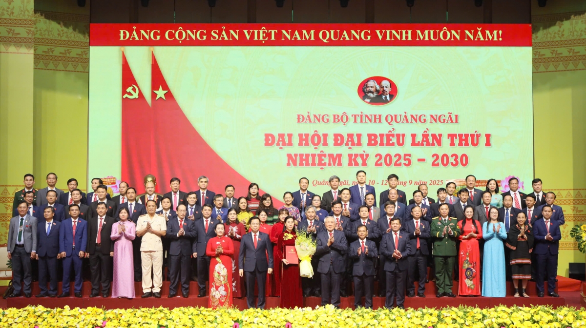 Sáng 11/9, Đại hội đại biểu Đảng bộ tỉnh Quảng Ngãi lần I, nhiệm kỳ 2025 – 2030 đã khai mạc, với sự tham dự của 450 đại biểu chính thức, đại diện cho hơn 92.900 đảng viên toàn tỉnh. Quảng Ngãi cũng là tỉnh đầu tiên tổ chức Đại hội đại biểu Đảng bộ tỉnh trong cả nước.