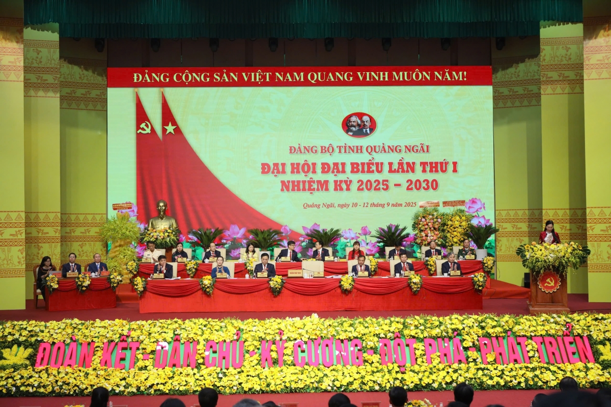 Đại hội đại biểu Đảng bộ tỉnh Quảng Ngãi lần thứ I, nhiệm kỳ 2025 – 2030 đã chính thức khai mạc. Đại hội đại biểu Đảng bộ tỉnh Quảng Ngãi lần thứ I, nhiệm kỳ 2025 – 2030 đã chính thức khai mạc.