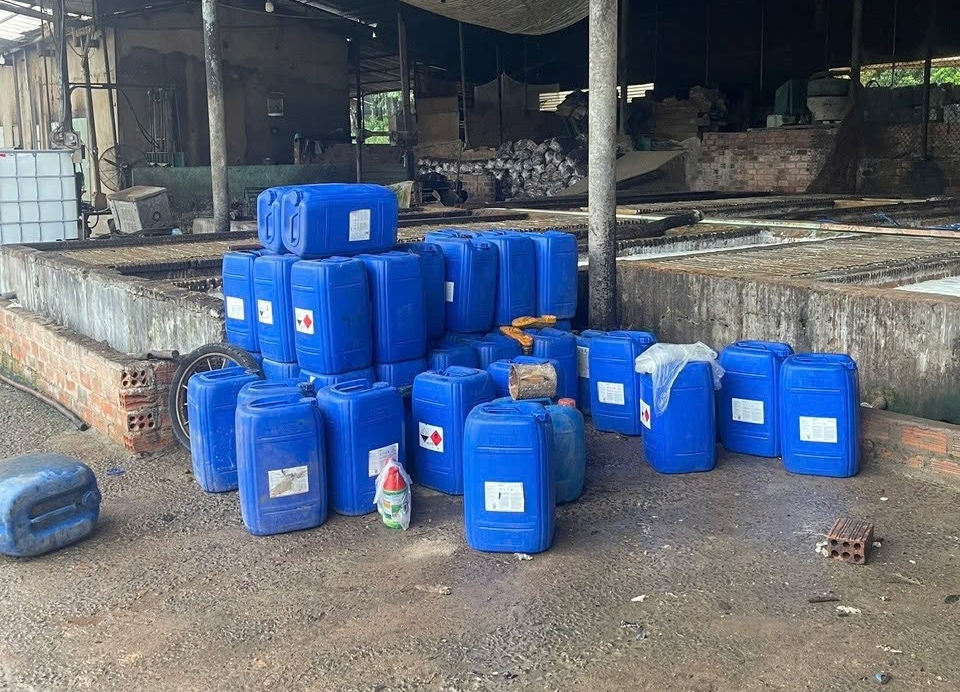 Kiểm tra và lập biên bản một số xưởng chế biến cao su hoạt động tự phát, tác động đến môi trường