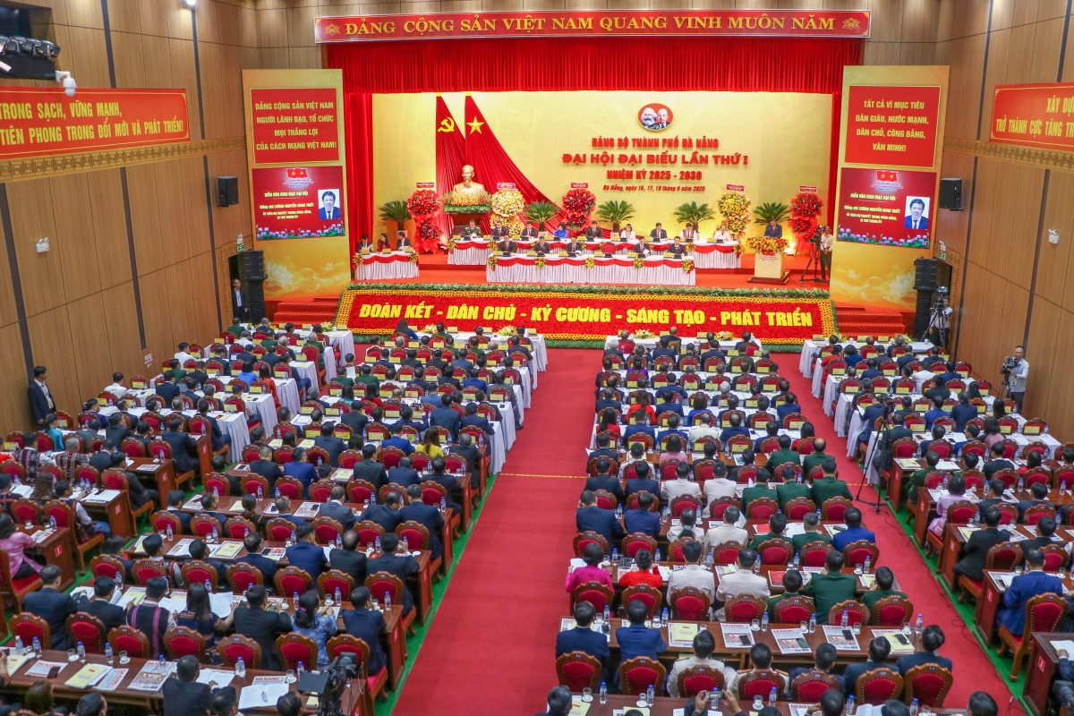 Sau gần 3 ngày làm việc khẩn trương, nghiêm túc và trách nhiệm, Đại hội đại biểu lần thứ I Đảng bộ TP Đà Nẵng, nhiệm kỳ 2025-2030 đã bế mạc và thành công tốt đẹp. Sau gần 3 ngày làm việc khẩn trương, nghiêm túc và trách nhiệm, Đại hội đại biểu lần thứ I Đảng bộ TP Đà Nẵng, nhiệm kỳ 2025-2030 đã bế mạc và thành công tốt đẹp.