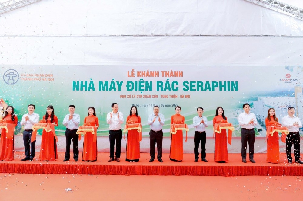 Các đại biểu thực hiện nghi thức cắt băng khánh thành nhà máy điện rác Seraphin