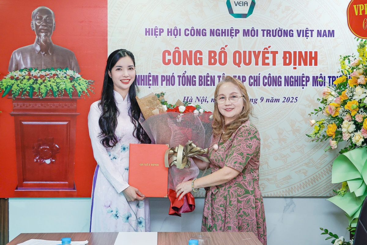 Bà Trần Thị Minh Hà - Phó chủ tịch kiêm Tổng Thư ký Hiệp hội Công nghiệp môi trường Việt Nam phát biểu chúc mừng và giao nhiệm vụ cho tân Phó Tổng Biên tập Dương Thị Phấn
