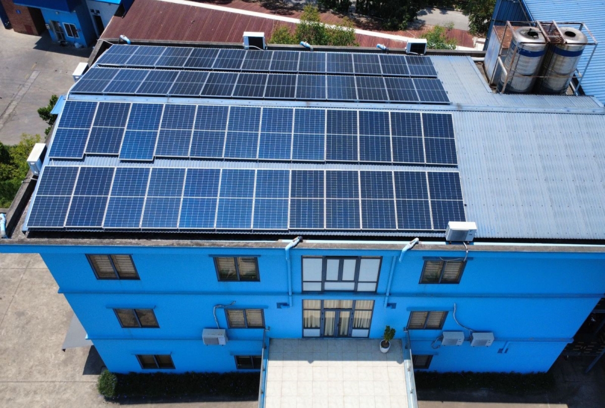 Hệ thống pin năng lượng mặt trời được lắp đặt trên mái nhà khu vực văn phòng Công ty Bình Nguyên