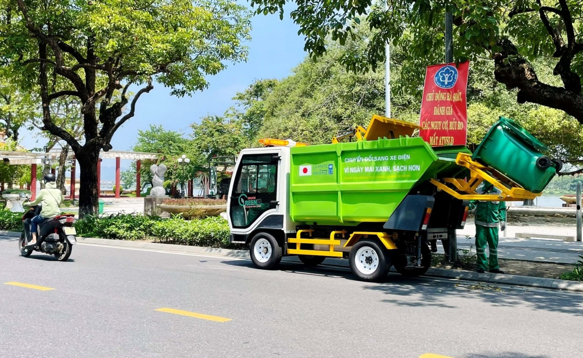 Thay đổi phương tiện thu gom hiện đại cùng với yêu cầu nghiêm về quy định giờ thu gom, chất lượng thu gom là điều kiện tiên quyết nếu Hà Nội muốn thực hiện nâng giá dịch vụ thu gom, xử lý rác thải