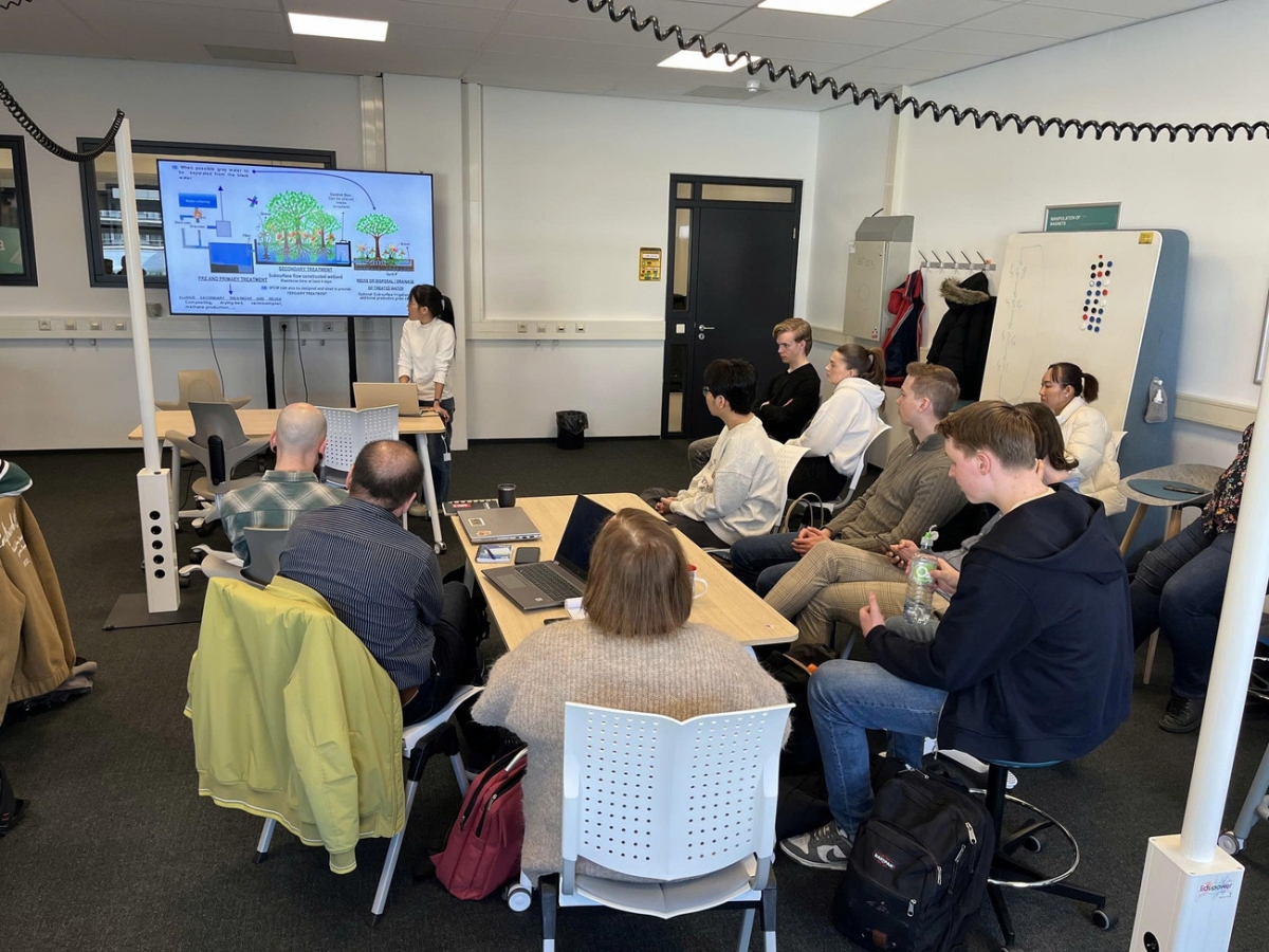 Nguyễn Thị Kim Anh chia sẻ công nghệ xử lý nước thải của mình với giảng viên và sinh viên Trường Đại học Khoa học Ứng dụng Saxion (Hà Lan). Nguyễn Thị Kim Anh chia sẻ công nghệ xử lý nước thải của mình với giảng viên và sinh viên Trường Đại học Khoa học Ứng dụng Saxion (Hà Lan).