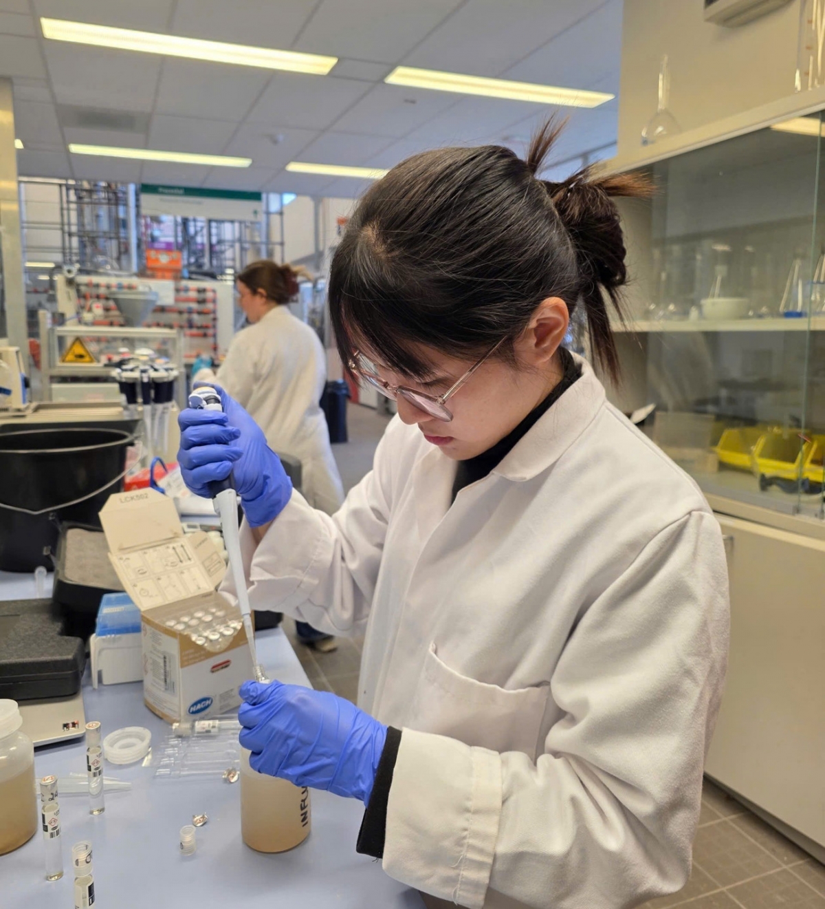 Phân tích mẫu nước trong phòng thí nghiệm Phân tích mẫu nước trong phòng thí nghiệm