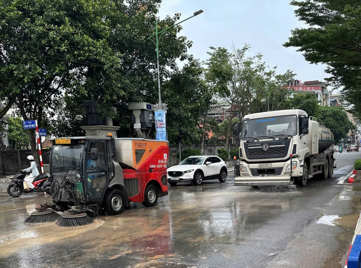Bố trí xe hút và rửa đường phố hạn chế phát tán bụi mịn