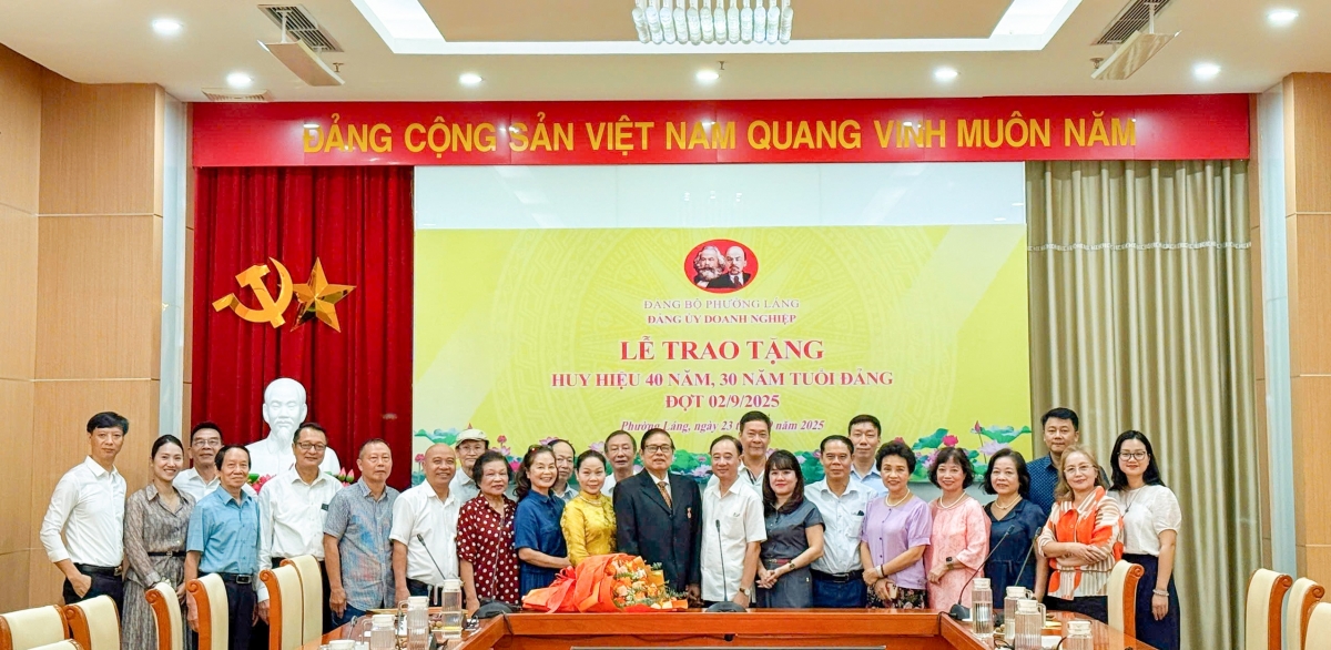 TS. Đỗ Hữu Hào nhận Huy hiệu 40 năm tuổi Đảng