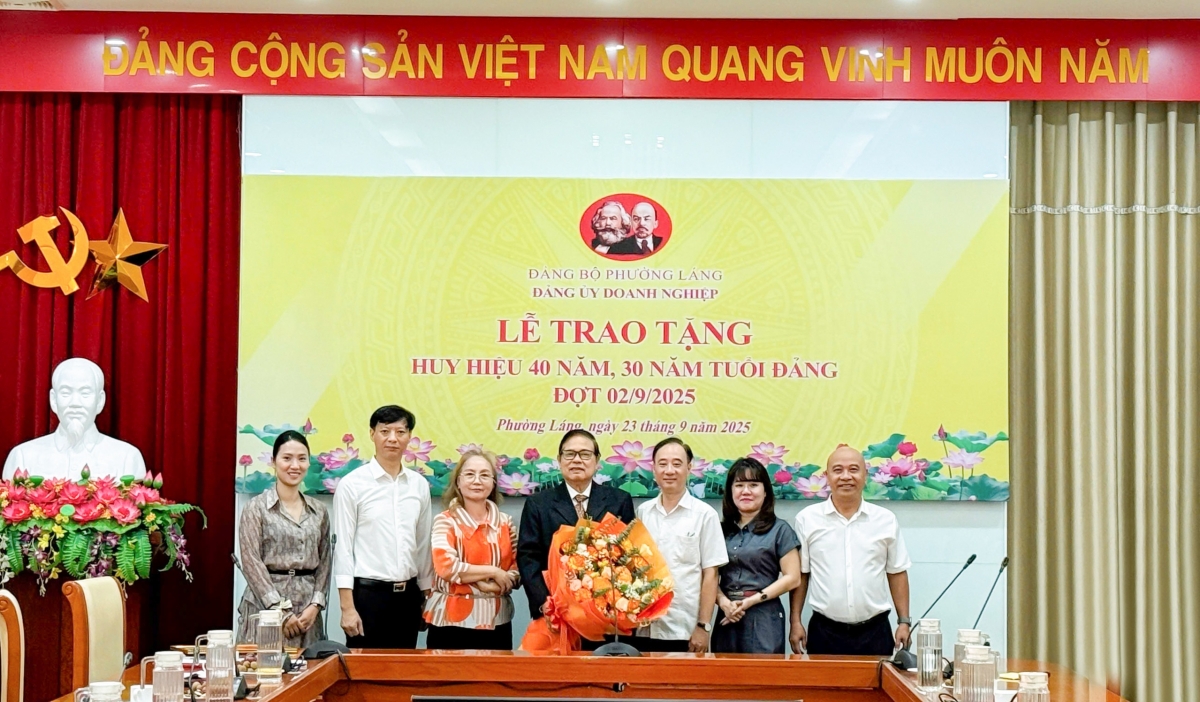 TS. Đỗ Hữu Hào nhận Huy hiệu 40 năm tuổi Đảng