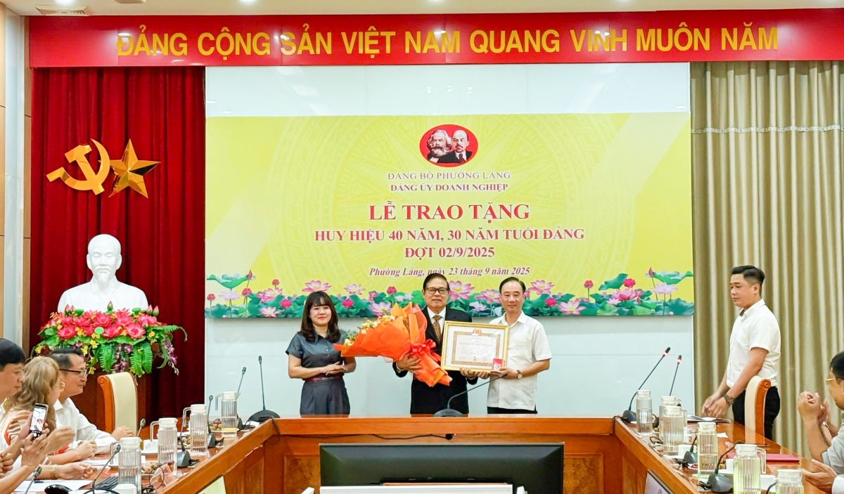 TS. Đỗ Hữu Hào nhận Huy hiệu 40 năm tuổi Đảng