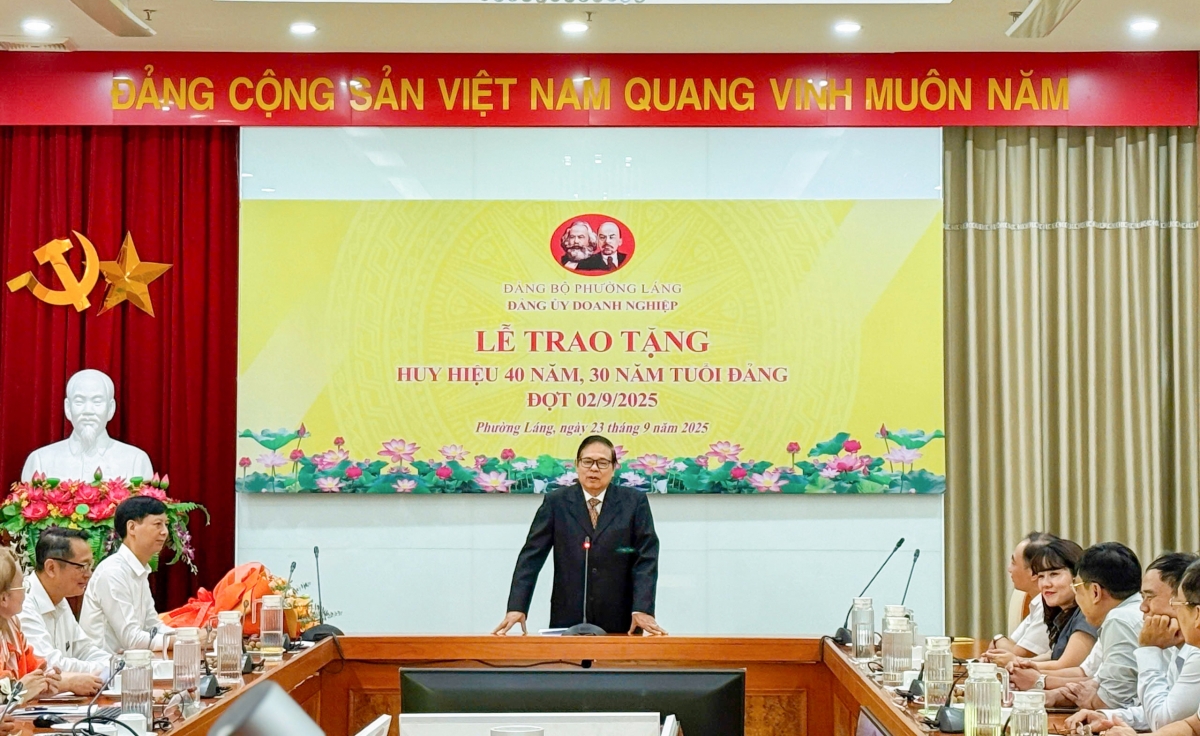 TS. Đỗ Hữu Hào nhận Huy hiệu 40 năm tuổi Đảng