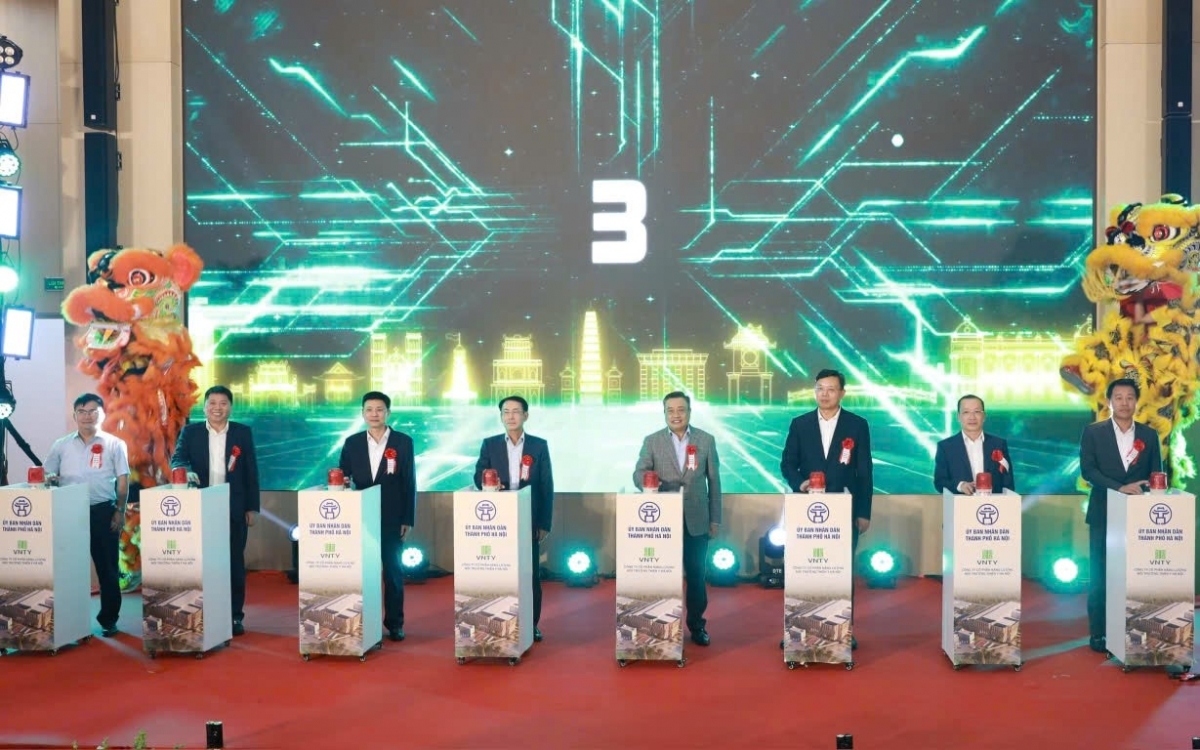 Các đại biểu thực hiện nghi thức khánh thành Nhà máy điện rác Sóc Sơn. (Ảnh: Cổng TTĐT Thành phố Hà Nội)