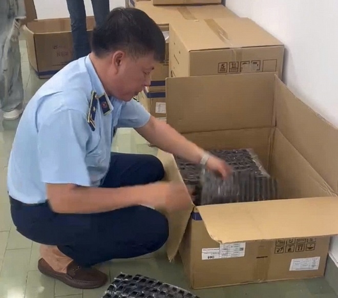 Phát hiện cơ sở lắp ráp thuốc lá điện tử quy mô lớn tại Bắc Ninh Phát hiện cơ sở lắp ráp thuốc lá điện tử quy mô lớn tại Bắc Ninh