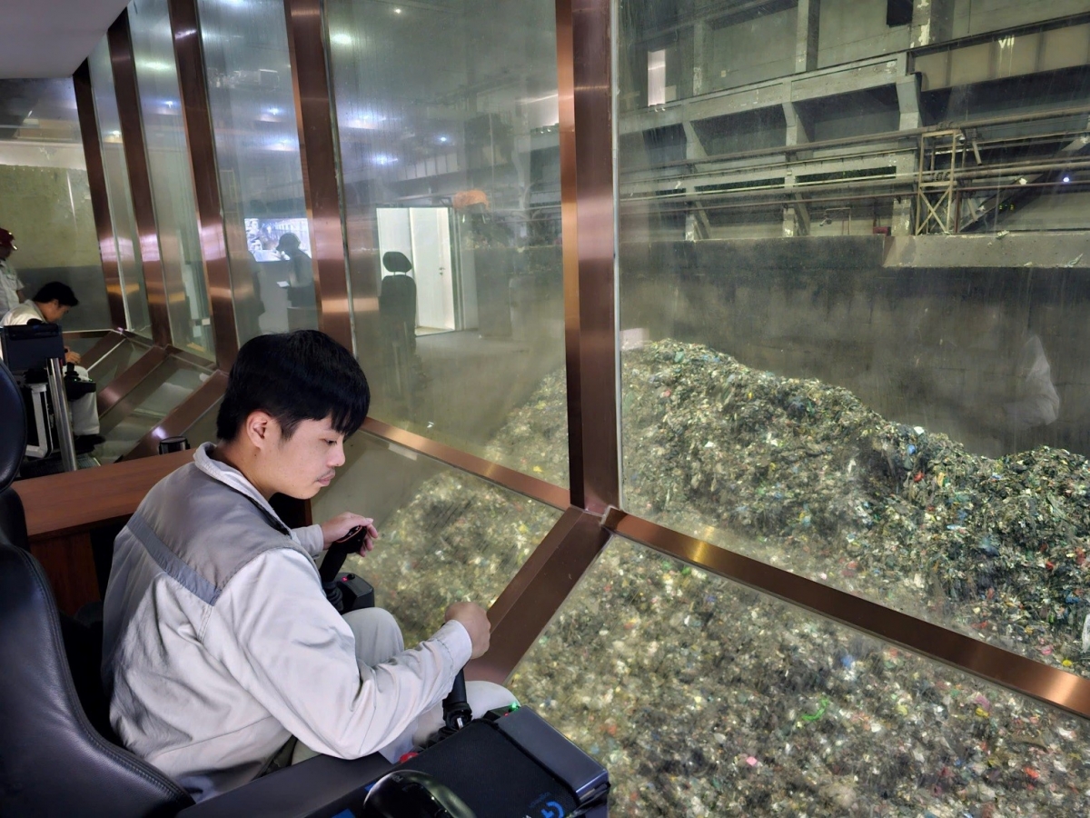 Tính lũy kế đến hết tháng 6/2025, nhà máy đã xử lý được 3,5 triệu tấn rác thải sinh hoạt cho TP Hà Nội; sản xuất hơn 1,3 tỷ KWh điện, đóng góp quan trọng trong công tác xử lý môi trường cho TP Hà Nội và cung cấp nguồn điện ổn định cho người dân Thủ đô. Tính lũy kế đến hết tháng 6/2025, nhà máy đã xử lý được 3,5 triệu tấn rác thải sinh hoạt cho TP Hà Nội; sản xuất hơn 1,3 tỷ KWh điện, đóng góp quan trọng trong công tác xử lý môi trường cho TP Hà Nội và cung cấp nguồn điện ổn định cho người dân Thủ đô.