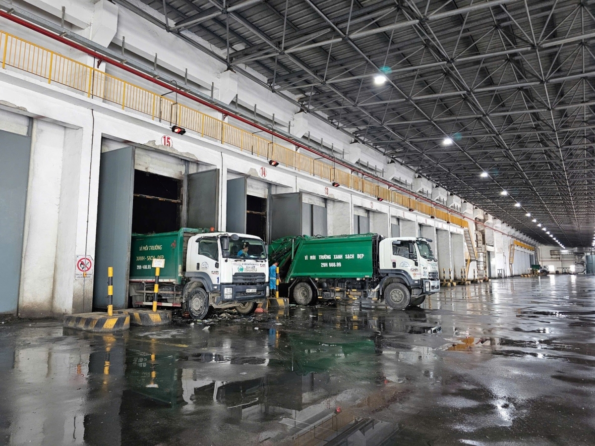 Hằng ngày, nhà máy tiếp nhận và xử lý 4.500 - 5.000 tấn rác sinh hoạt, chiếm đến gần 70% lượng rác phát sinh trên địa bàn TP Hà Nội. Hằng ngày, nhà máy tiếp nhận và xử lý 4.500 - 5.000 tấn rác sinh hoạt, chiếm đến gần 70% lượng rác phát sinh trên địa bàn TP Hà Nội.