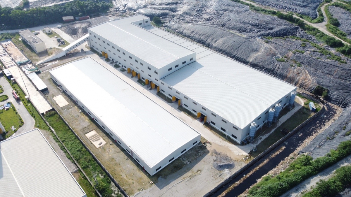 Xỉ thải đáy lò được tái chế làm vật liệu hợp chuẩn san lấp và sản xuất gạch không nung; tro bay được hóa rắn, kiểm tra thẩm thấu đạt yêu cầu rồi mới mang đi chôn lấp hợp vệ sinh. Xỉ thải đáy lò được tái chế làm vật liệu hợp chuẩn san lấp và sản xuất gạch không nung; tro bay được hóa rắn, kiểm tra thẩm thấu đạt yêu cầu rồi mới mang đi chôn lấp hợp vệ sinh.