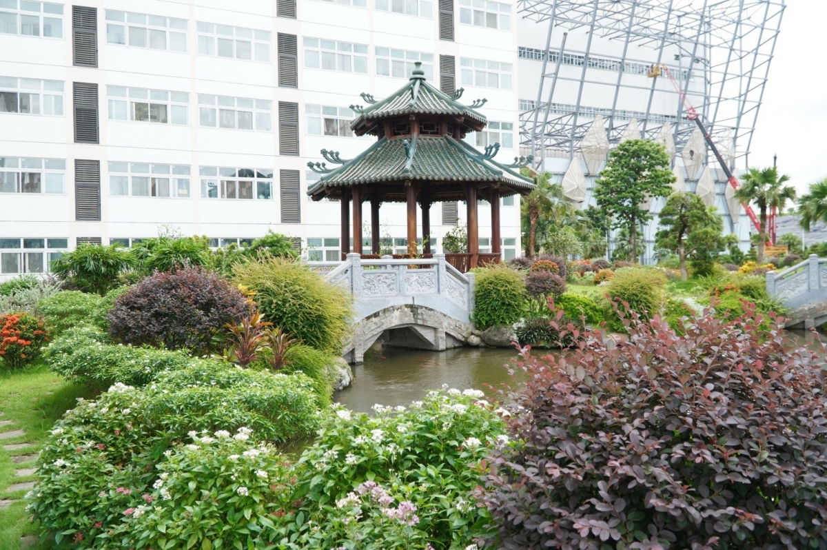 Nước rác sau xử lý có thể sử dụng làm nước trong hồ nuôi cá Koi. Không gian xung quanh nhà máy cũng được trang trí những vườn hoa, cây cảnh, hồ cá. Hình ảnh này góp phần thay đổi hoàn toàn góc nhìn truyền thống về những khu xử lý rác thải, vốn thường gắn liền sự nhếch nhác và mùi hôi khó chịu. Nước rác sau xử lý có thể sử dụng làm nước trong hồ nuôi cá Koi. Không gian xung quanh nhà máy cũng được trang trí những vườn hoa, cây cảnh, hồ cá. Hình ảnh này góp phần thay đổi hoàn toàn góc nhìn truyền thống về những khu xử lý rác thải, vốn thường gắn liền sự nhếch nhác và mùi hôi khó chịu.