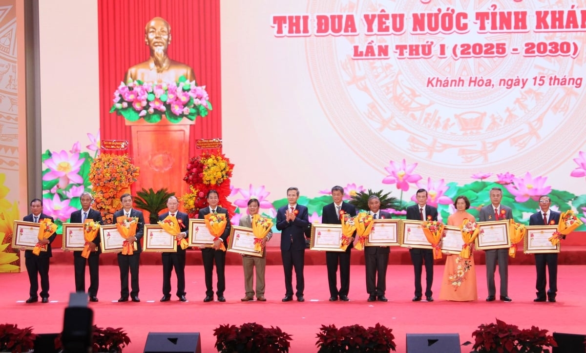 Thi đua yêu nước là động lực phát triển bền vững ở Khánh Hòa Thi đua yêu nước là động lực phát triển bền vững ở Khánh Hòa