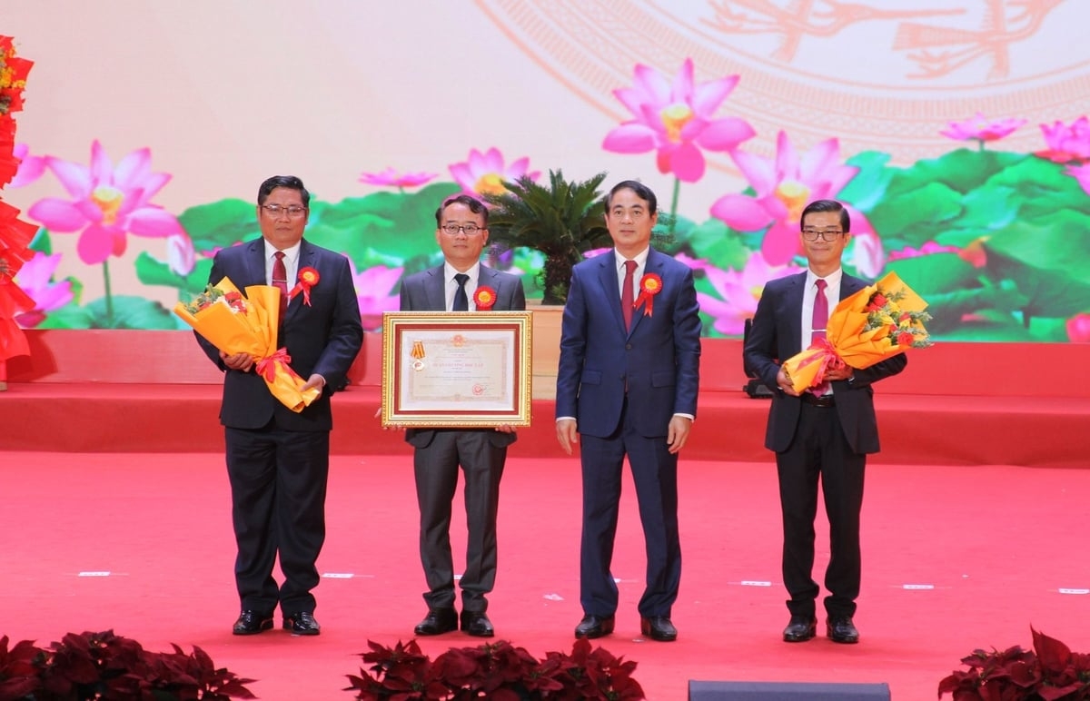 Thi đua yêu nước là động lực phát triển bền vững ở Khánh Hòa Thi đua yêu nước là động lực phát triển bền vững ở Khánh Hòa