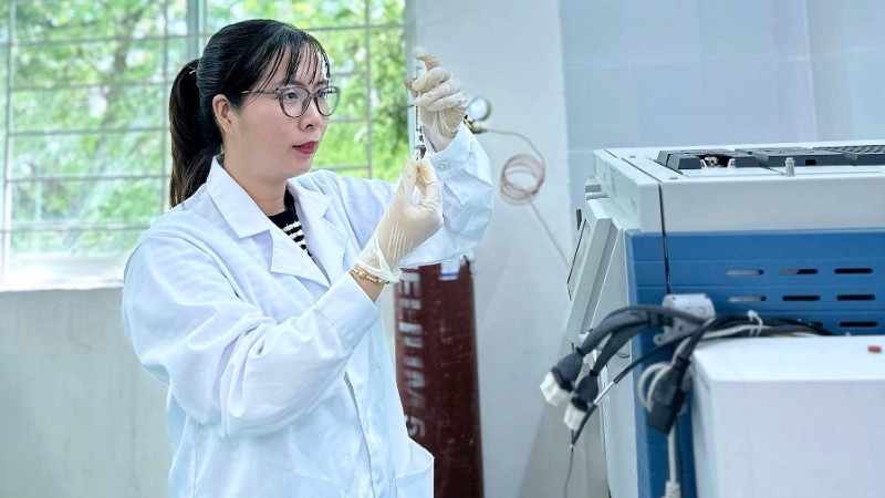 Cán bộ Viện Khoa học công nghệ Năng lượng và Môi trường (Viện Hàn lâm Khoa học và Công nghệ Việt Nam) kiểm tra kết quả mẫu nước mạ sau khi xử lý bằng công nghệ màng lọc thẩm thấu thuận hiệu năng cao. (Ảnh: Thảo Thanh)