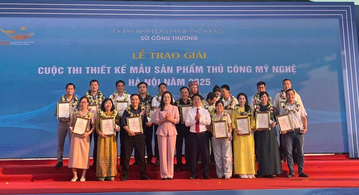 Trao giải cuộc thi thiết kế mẫu sản phẩm thủ công mỹ nghệ Hà Nội 2025- Ảnh 3. Trao giải cuộc thi thiết kế mẫu sản phẩm thủ công mỹ nghệ Hà Nội 2025- Ảnh 3.
