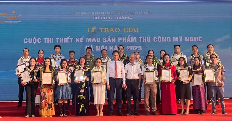 Trao giải cuộc thi thiết kế mẫu sản phẩm thủ công mỹ nghệ Hà Nội 2025- Ảnh 4. Trao giải cuộc thi thiết kế mẫu sản phẩm thủ công mỹ nghệ Hà Nội 2025- Ảnh 4.