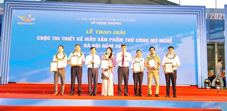 Trao giải cuộc thi thiết kế mẫu sản phẩm thủ công mỹ nghệ Hà Nội 2025- Ảnh 2. Trao giải cuộc thi thiết kế mẫu sản phẩm thủ công mỹ nghệ Hà Nội 2025- Ảnh 2.