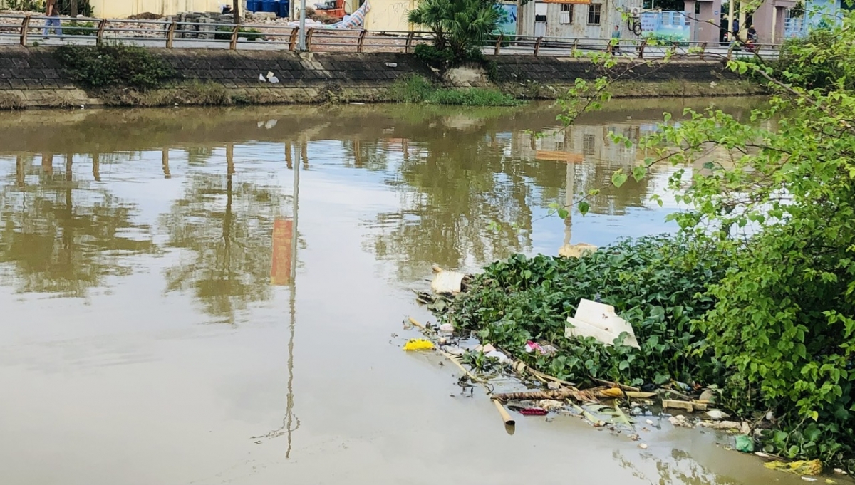 Vứt rác ra lòng sông, kênh mương: Hành vi nhỏ, hậu quả lớn