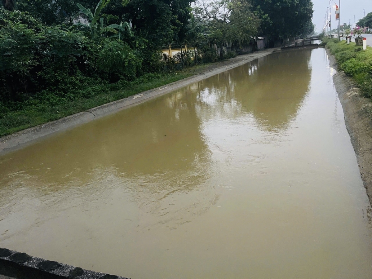 Vứt rác ra lòng sông, kênh mương: Hành vi nhỏ, hậu quả lớn