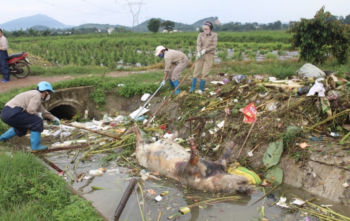 Vứt rác ra lòng sông, kênh mương: Hành vi nhỏ, hậu quả lớn