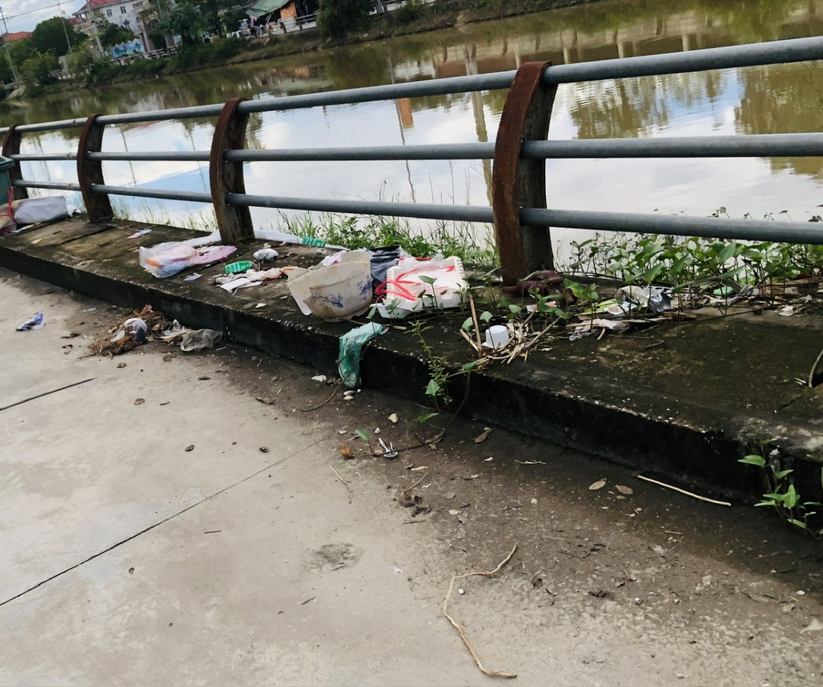 Vứt rác ra lòng sông, kênh mương: Hành vi nhỏ, hậu quả lớn