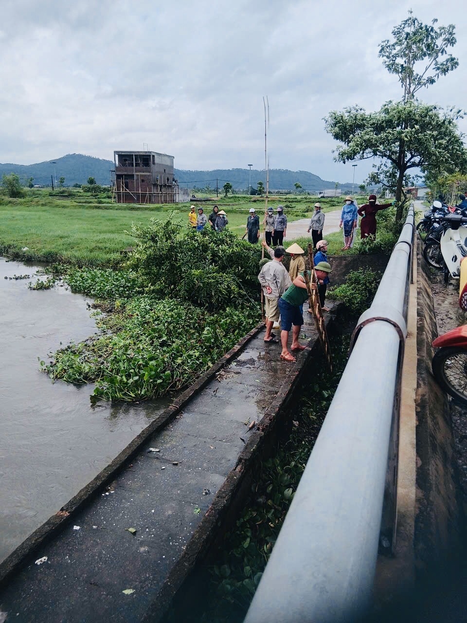 Vứt rác ra lòng sông, kênh mương: Hành vi nhỏ, hậu quả lớn