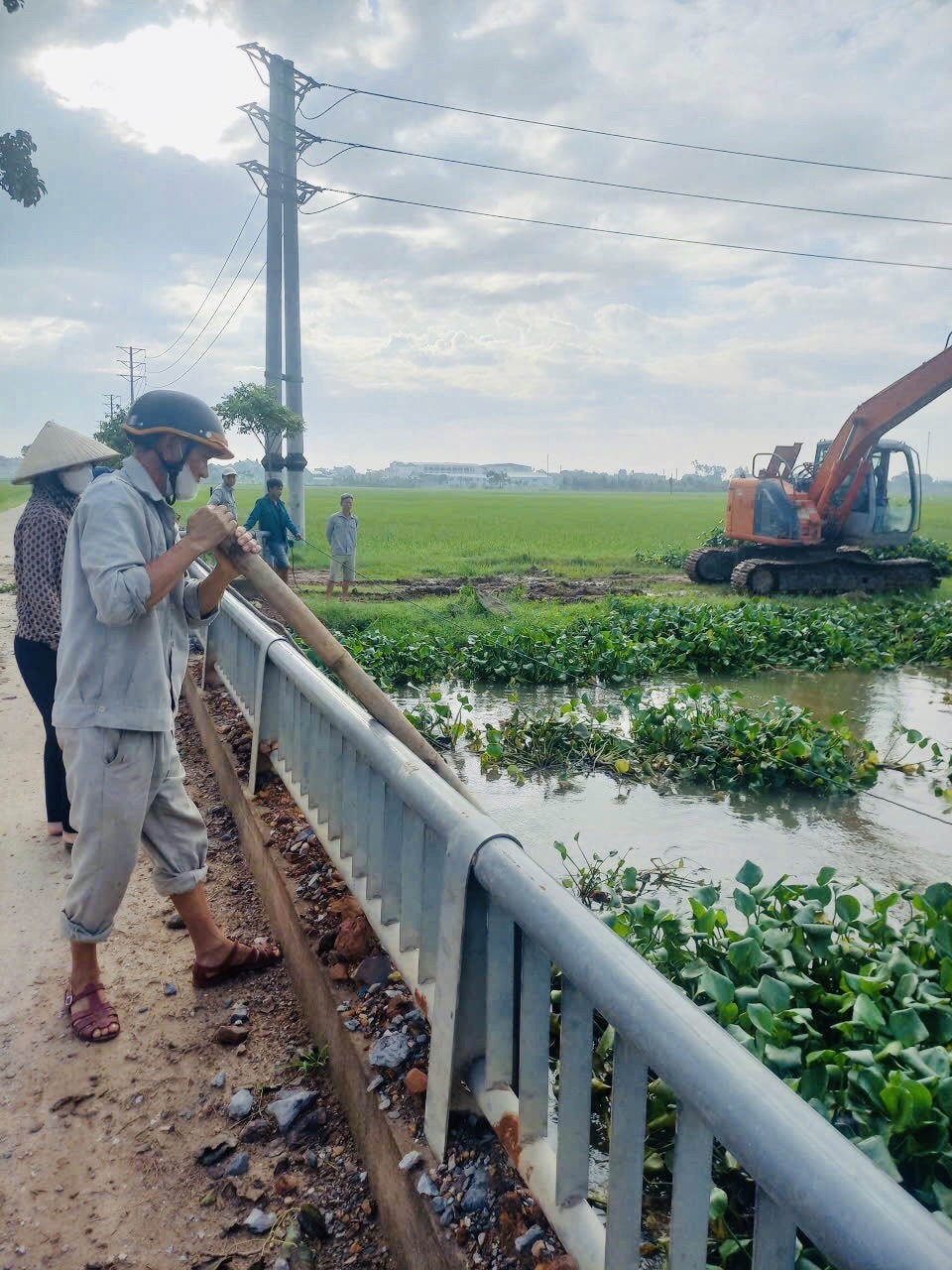 Vứt rác ra lòng sông, kênh mương: Hành vi nhỏ, hậu quả lớn