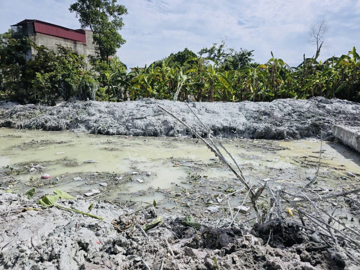 Vứt rác ra lòng sông, kênh mương: Hành vi nhỏ, hậu quả lớn